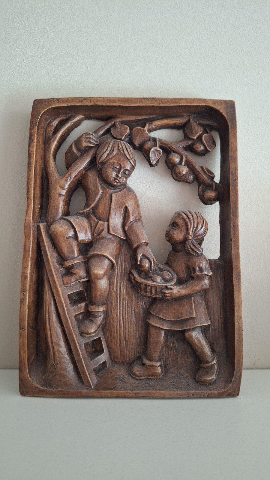 Houten wanddecoratie: Jongen en meisje bij boom, Ophalen of Verzenden, Handgemaakt, Wanddecoratie, 20 - 50 cm