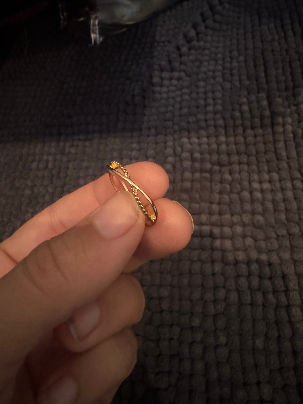 Gouden ring met gedraaid design en kleine steentjes, Sieraden, Tassen en Uiterlijk, Ophalen of Verzenden, Zo goed als nieuw, 17 tot 18