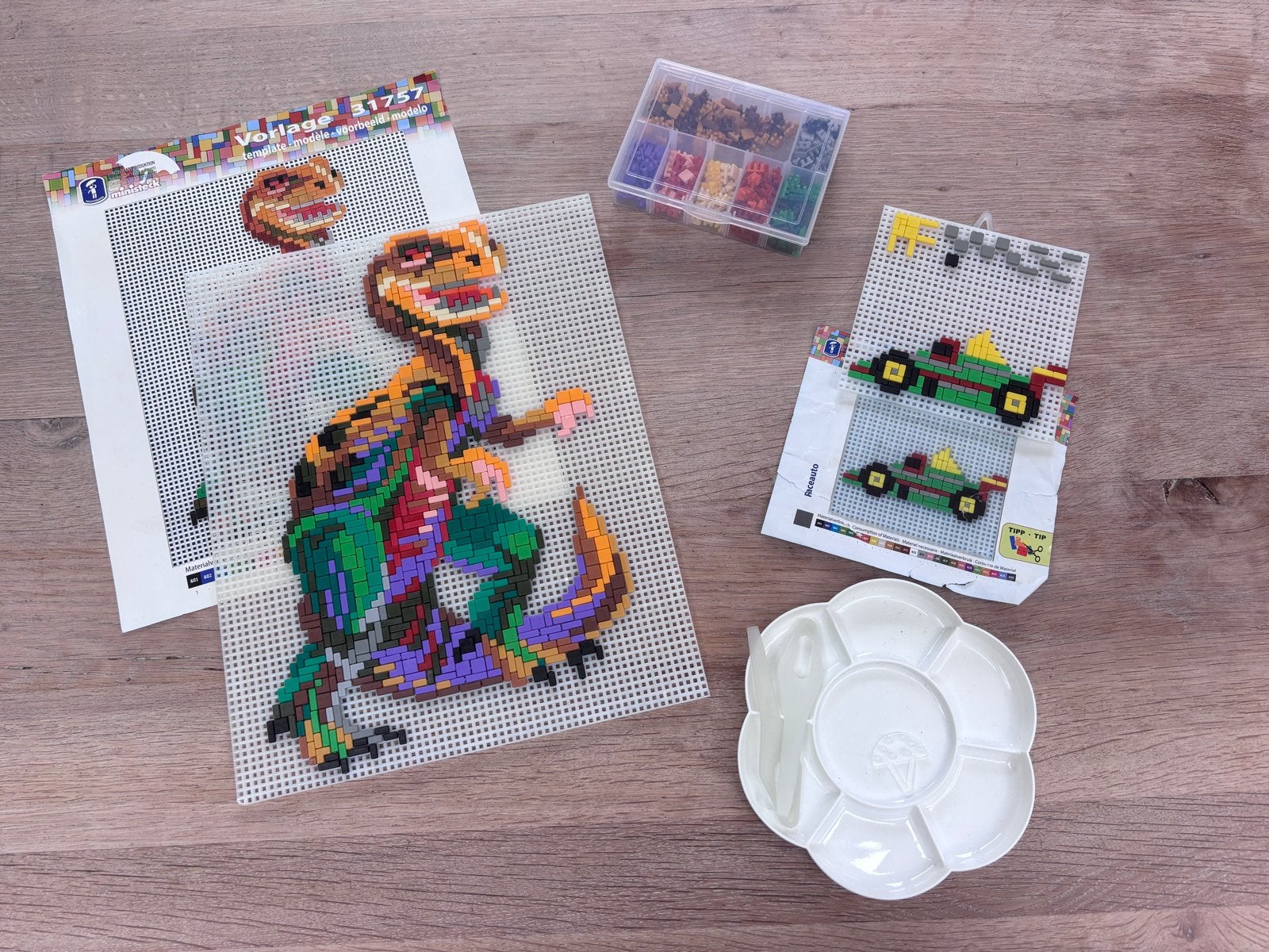 Ministeck set: Dinosaurus en raceauto, Hobby en Vrije tijd, Ministeck, Ophalen of Verzenden, Gebruikt, Box-set
