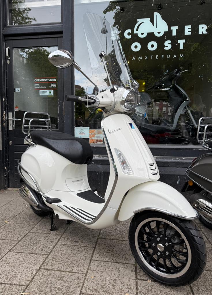 Vespa Sprint wit 4t2v incl art4 slot & GPS, Ophalen, Maximaal 45 km/u, Zo goed als nieuw, Benzine