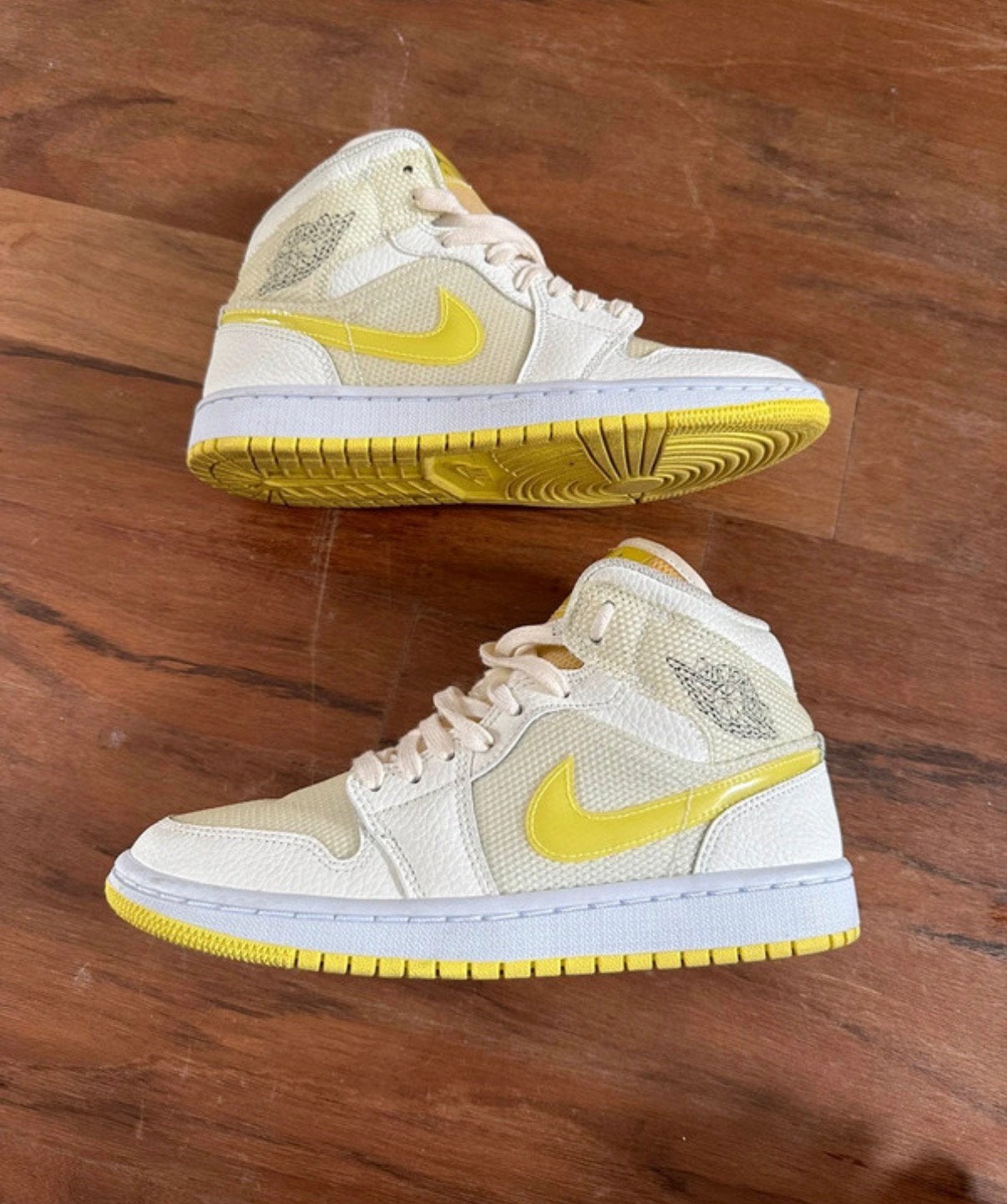Air Jordan 1 Mid SE Voltage Yellow sneakers, Ophalen of Verzenden, Zo goed als nieuw, Overige kleuren