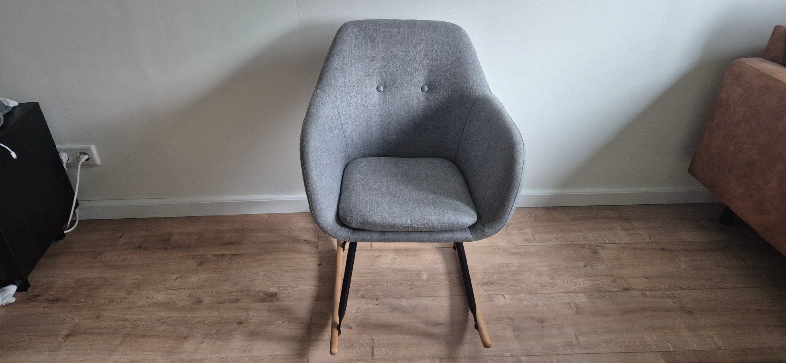 Comfortabele grijze schommelstoel, Huis en Inrichting, Stoelen, Ophalen, Zo goed als nieuw, Stof, Eén