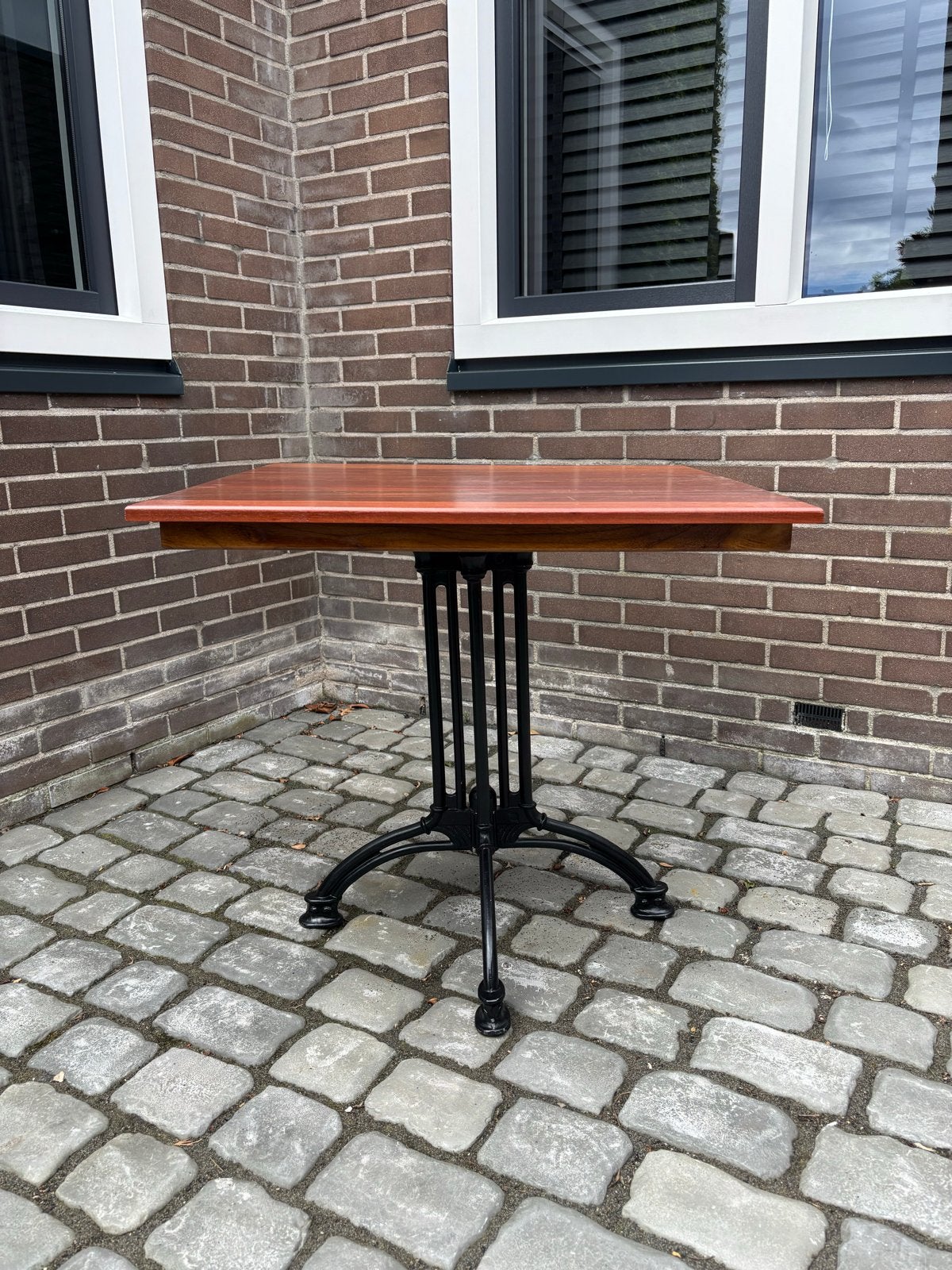 Vintage bistrotafel met gietijzeren onderstel afm 75x75cm, Ophalen, Gebruikt, Tot twee personen, 50 tot 100 cm
