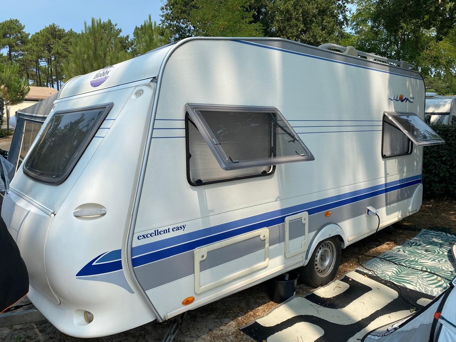 Hobby Excellent Easy Caravan 2003 - Compleet & Vakantieklaar, Rondzit, Particulier, 5 tot 6 meter, Tot en met 4