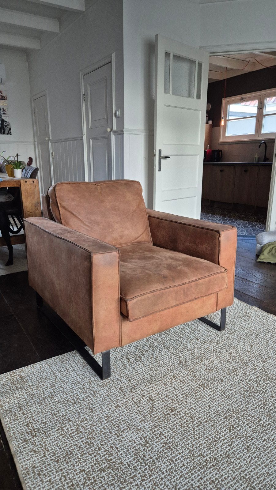 HERMAN – BRUINE FAUTEUIL MET KARAKTER, Huis en Inrichting, Ophalen, Modern, Industrieel, 75 tot 100 cm, Zo goed als nieuw