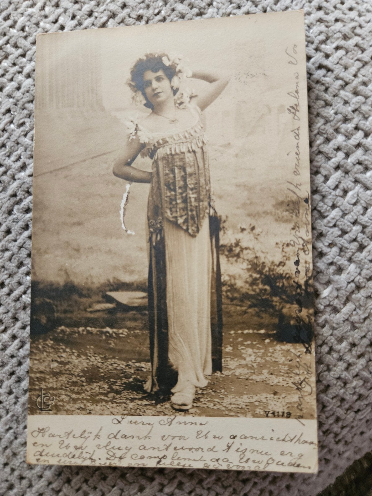 Vrouw met bloemen, gestempeld 1907, Ophalen of Verzenden