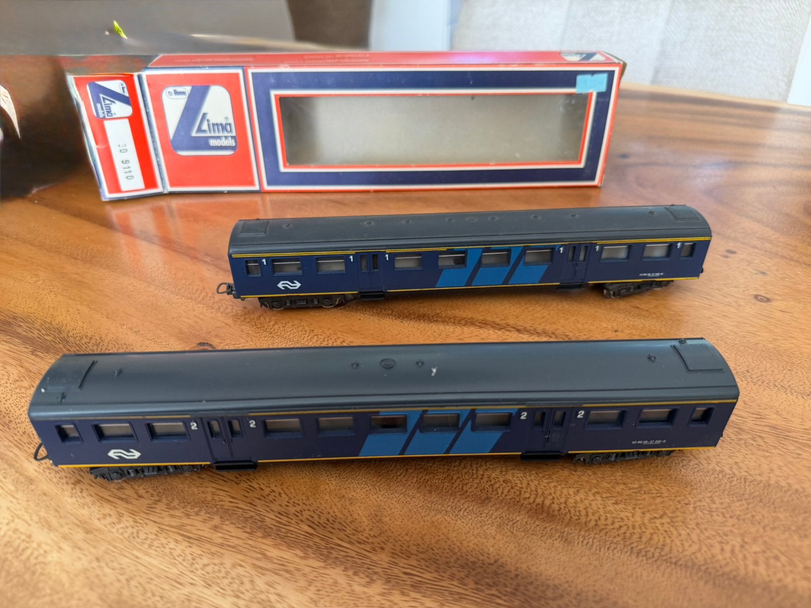 Lima ns persoons wagons. 1 in originele verpakking  en 1 los, Hobby en Vrije tijd, Modeltreinen | H0, Gelijkstroom, Wagon, Ophalen of Verzenden