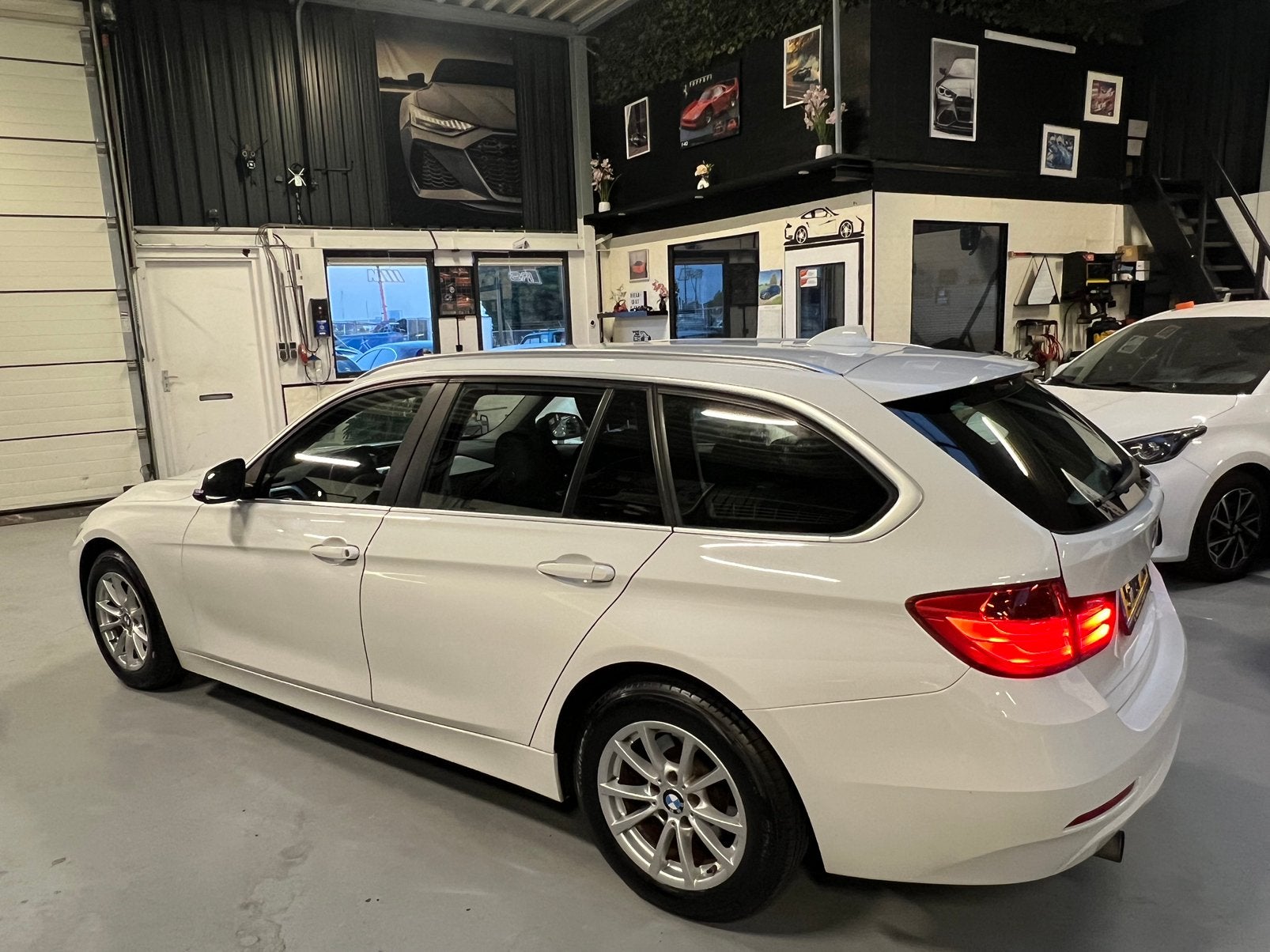 BMW 3-Serie 1.6 316i Touring AUTOMAAT NAP NAVI CRUISE, Auto's, Automaat, 4 cilinders, 1445 kg, Wit