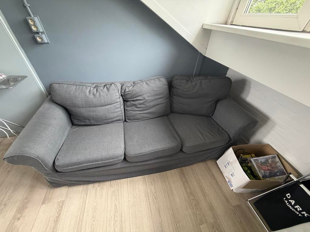 Grijze bank in zeer goede staat, Ophalen, Driepersoons, 75 tot 100 cm, Zo goed als nieuw