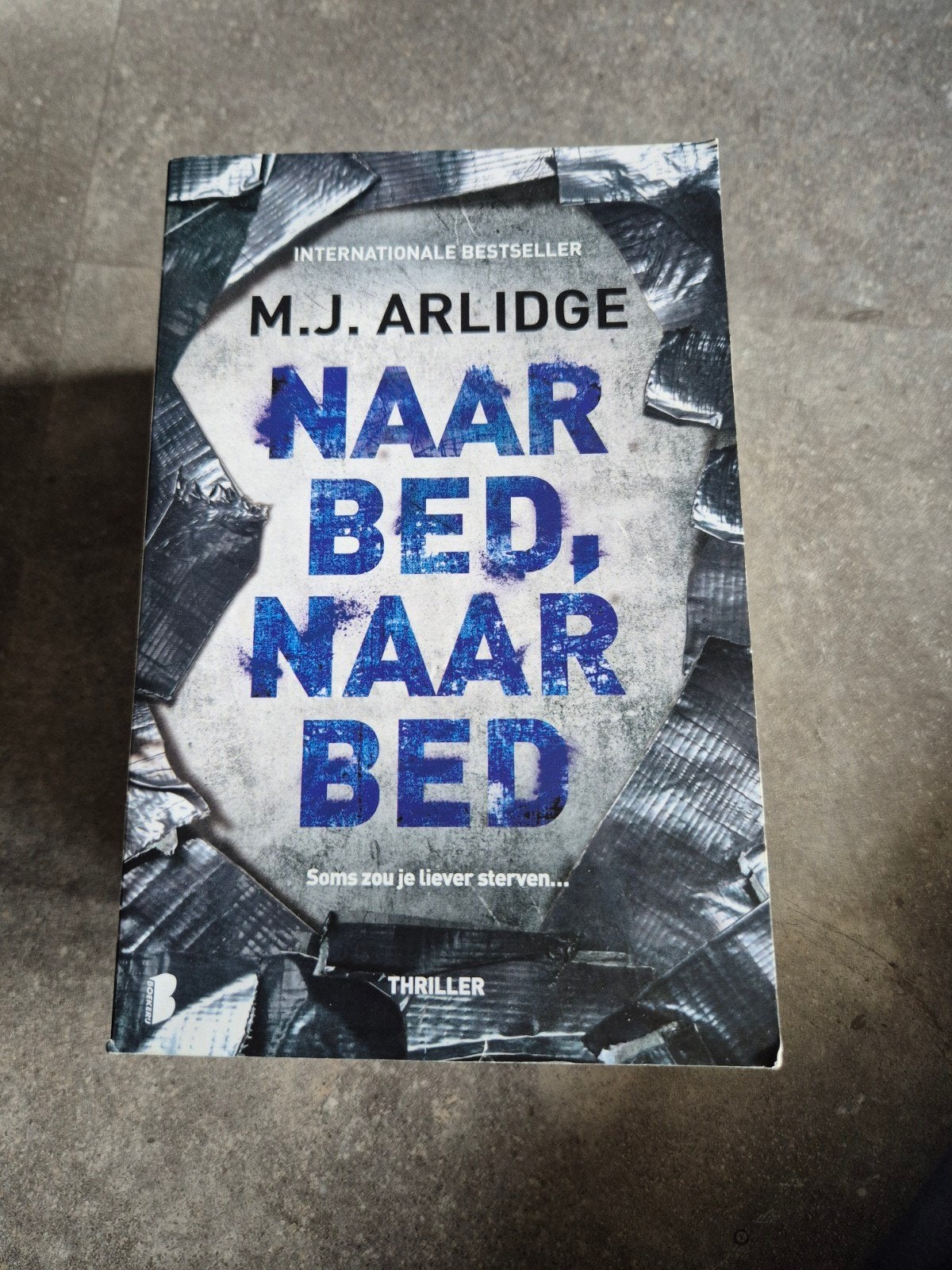 M.J. Arlidge - Naar bed, naar bed, Boeken, Ophalen of Verzenden, Zo goed als nieuw, M.J. Arlidge