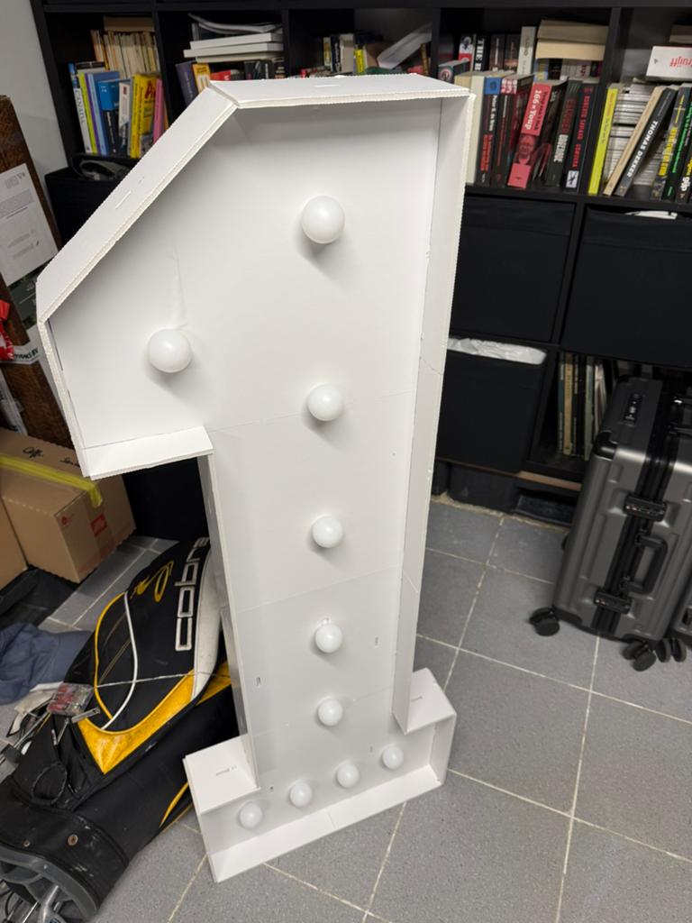 Kartonnen 1 met led licht., Ophalen