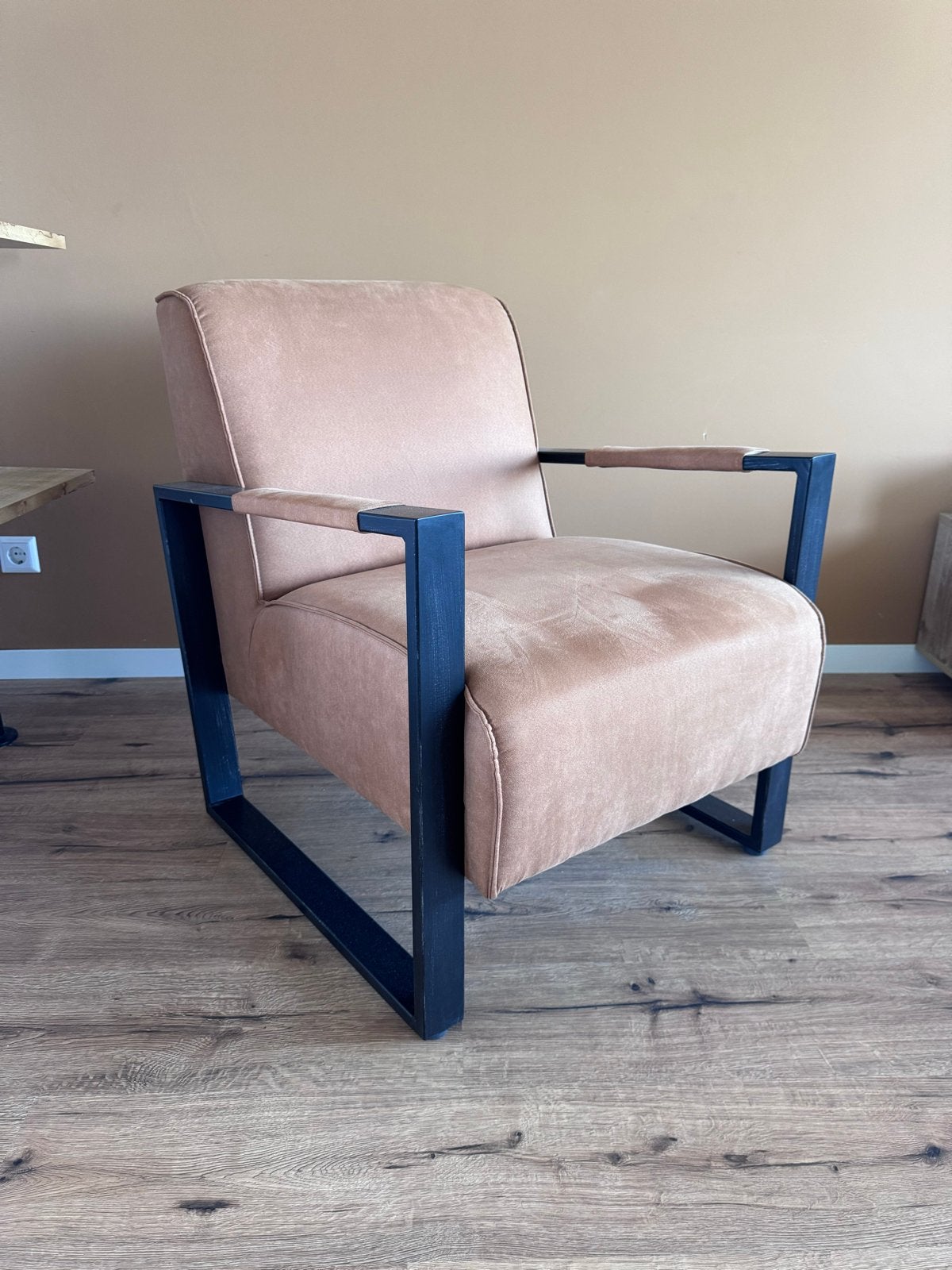Moderne fauteuil met metalen frame en stoffen bekleding, Huis en Inrichting, Fauteuils, Ophalen, Gebruikt, 75 tot 100 cm, Metaal