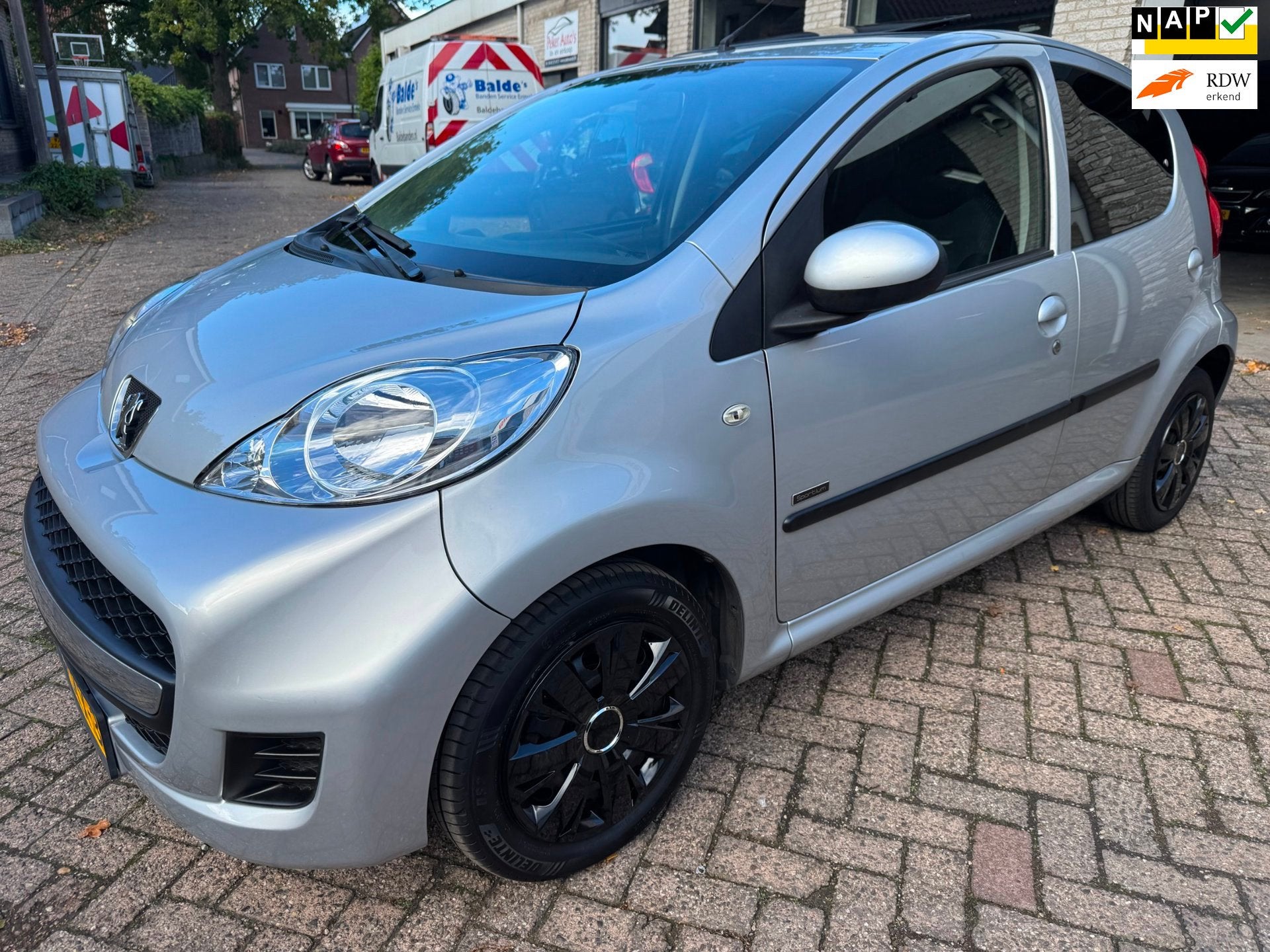 Peugeot 107 1.0-12V Sportium ORG 115778 KM NAP.KLEINE BEURT, Voorwielaandrijving, Euro 5, Gebruikt, Elektrische ramen