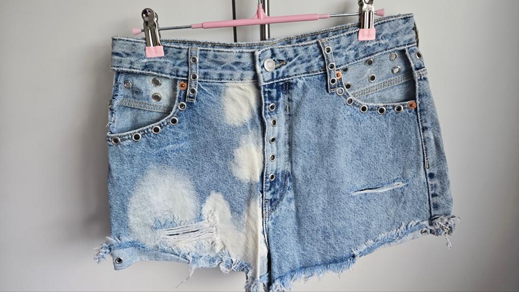 Bershka Denim Shorts met Oogjes en Bleekvlekken, Maat 38/40 (M), Kort, Blauw, Gedragen