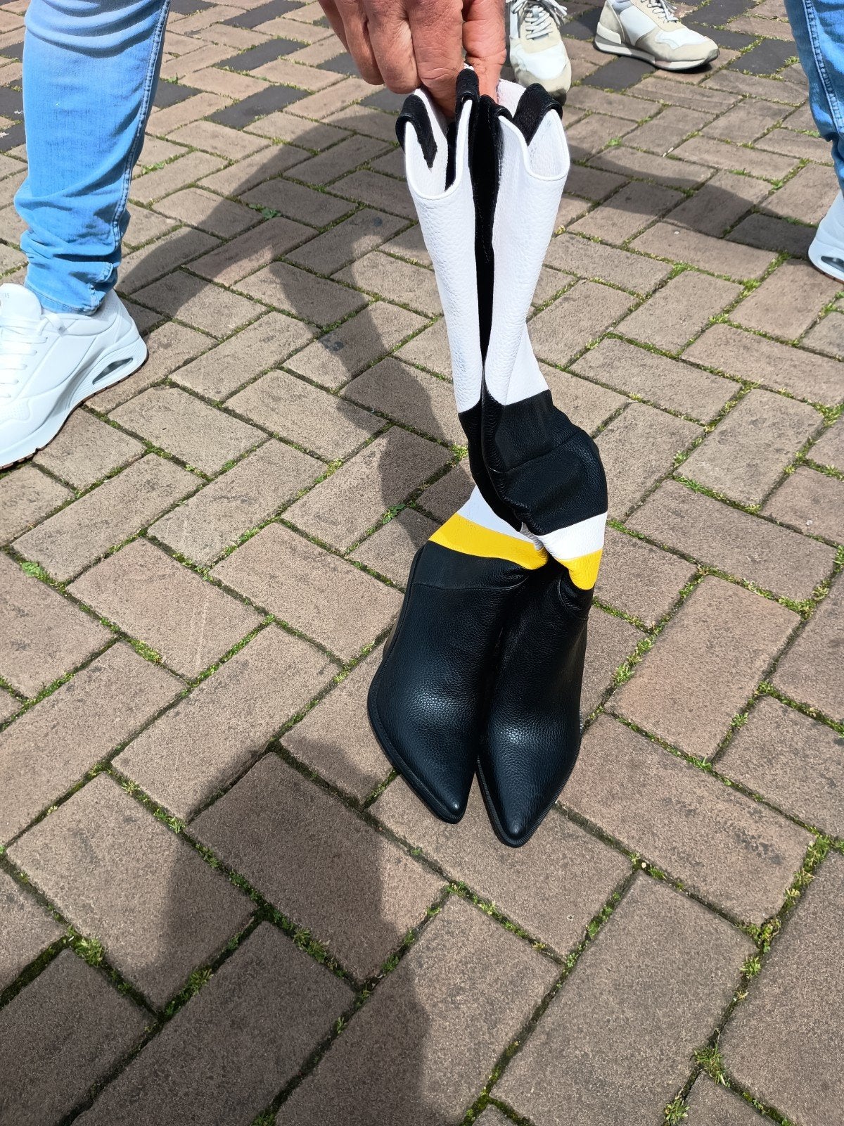 Stijlvolle Zwart-Witte Laarzen met Gele Details, Ophalen, Hoge laarzen, Zwart, Nieuw