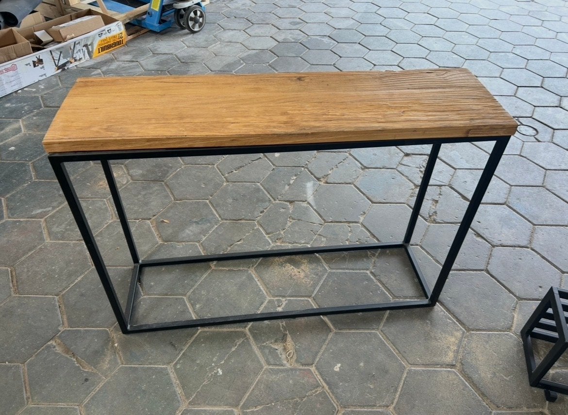 Sidetable met stalen frame en houten blad, Huis en Inrichting, Gebruikt, 100 tot 150 cm, Ophalen of Verzenden, Metaal