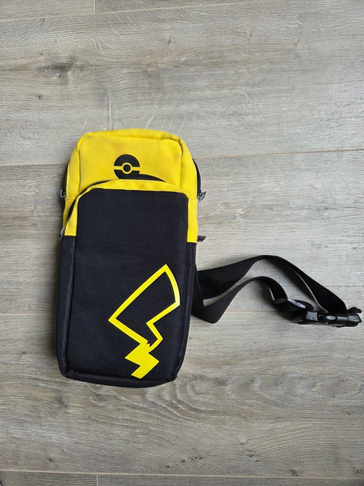 Pikachu switchtas - Geel/Zwart, Ophalen of Verzenden, Zo goed als nieuw