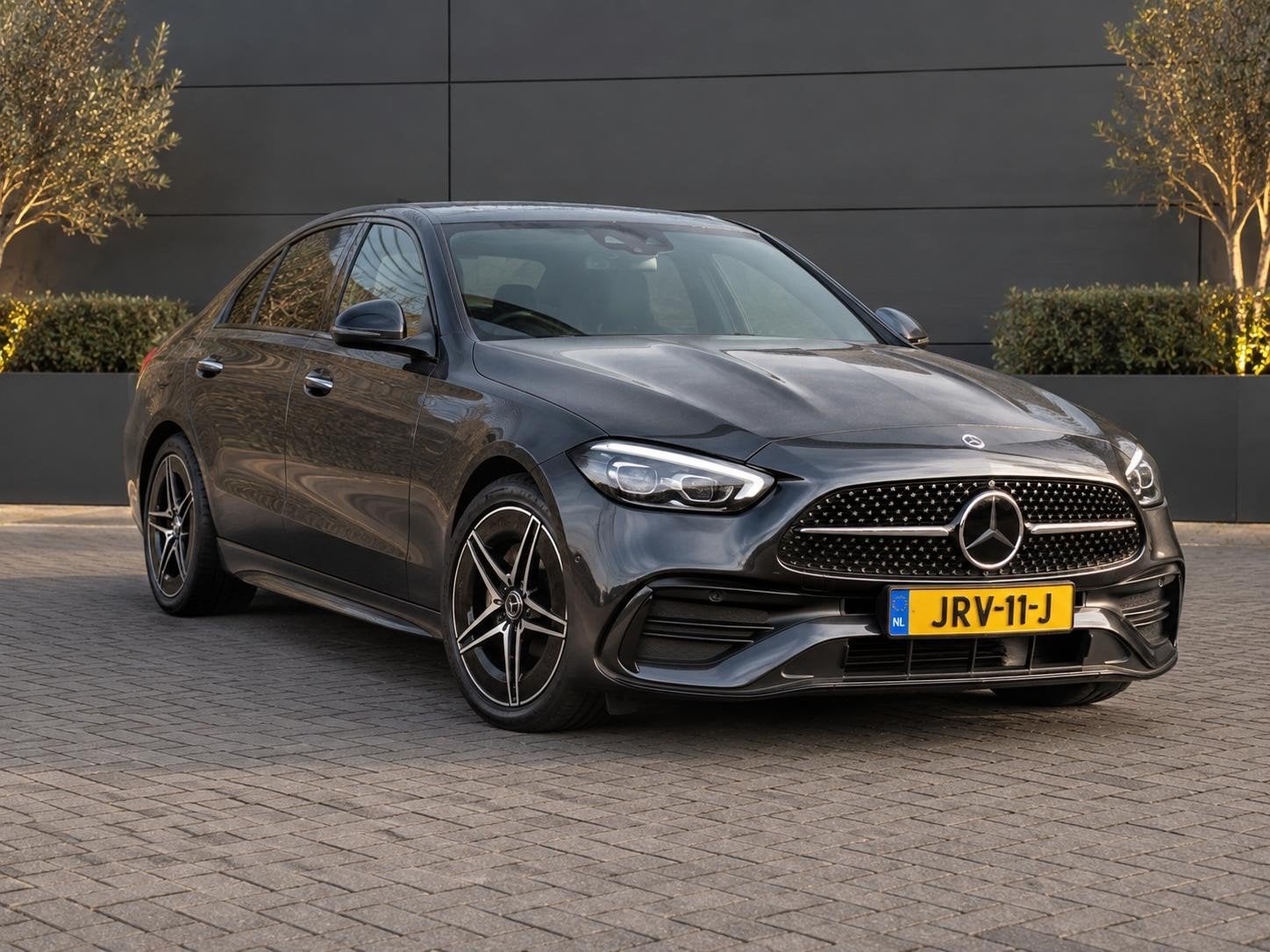 Mercedes-Benz C300e AMG Line / Head-Up / 360 Camera / KEYLES, Auto's, Automaat, Achterwielaandrijving, 1800 kg, Leder