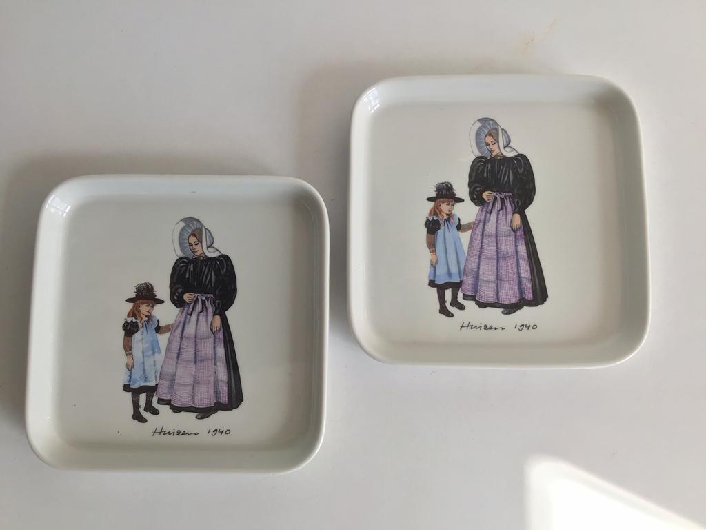 Villeroy & Boch 2 gebaksbordjes klederdracht Huizen 1940, Huis en Inrichting, Keuken | Servies, Nieuw, Bord(en), Overige stijlen