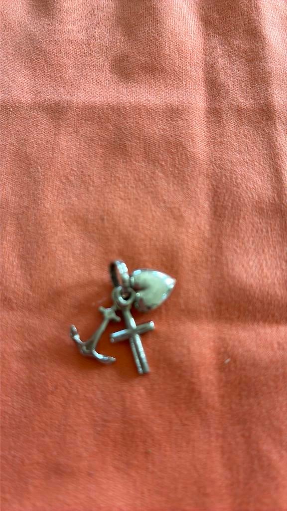 Zilveren bedel klein “ Geloof Hoop en Liefde”, Sieraden, Tassen en Uiterlijk, Bedels, Ophalen of Verzenden, Zo goed als nieuw