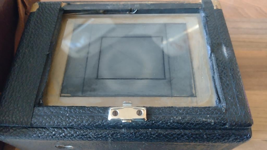 Leica camera. ? Weet iemand hoe deze open moet ?, Ophalen of Verzenden, Gebruikt