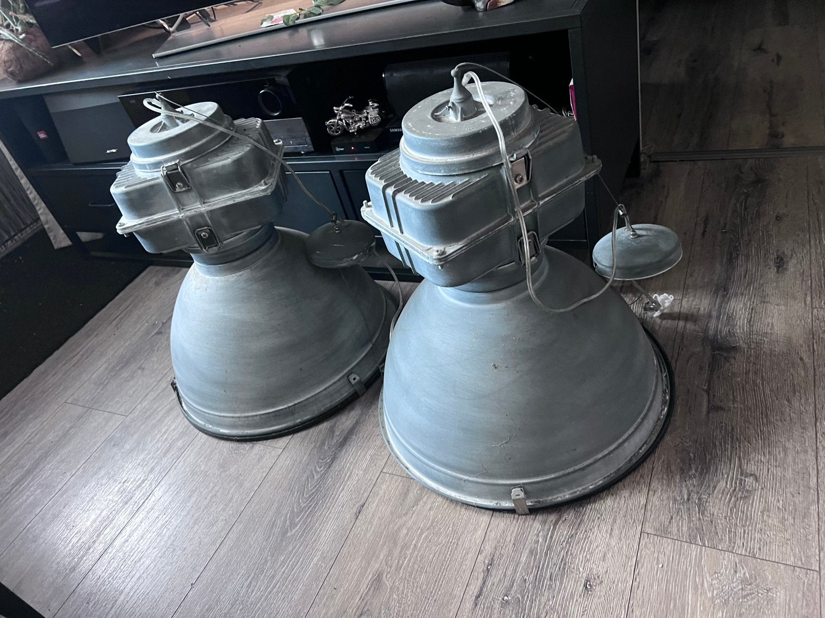 2x industriële betonlook hanglampen izgst zie advertentie, Ophalen, E27 (groot), Zo goed als nieuw, Metaal