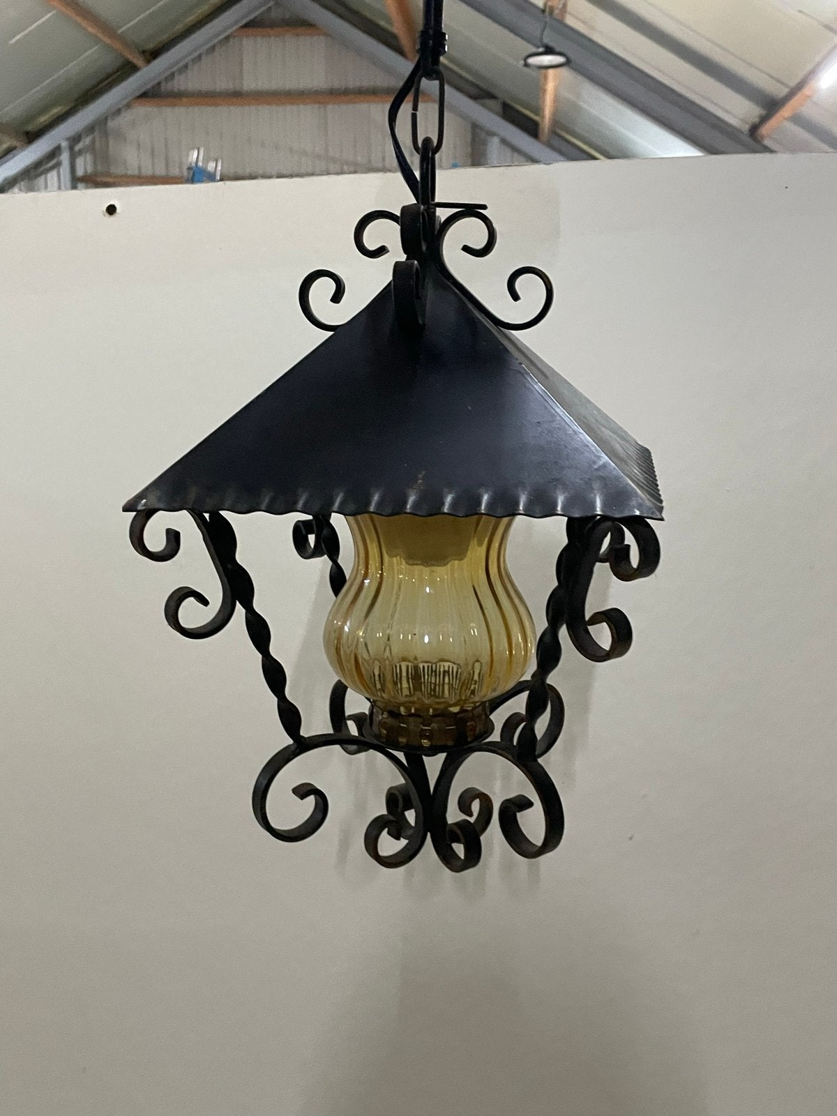 Vintage Smeedijzeren Hanglamp met Amberkleurig Glas, Ophalen