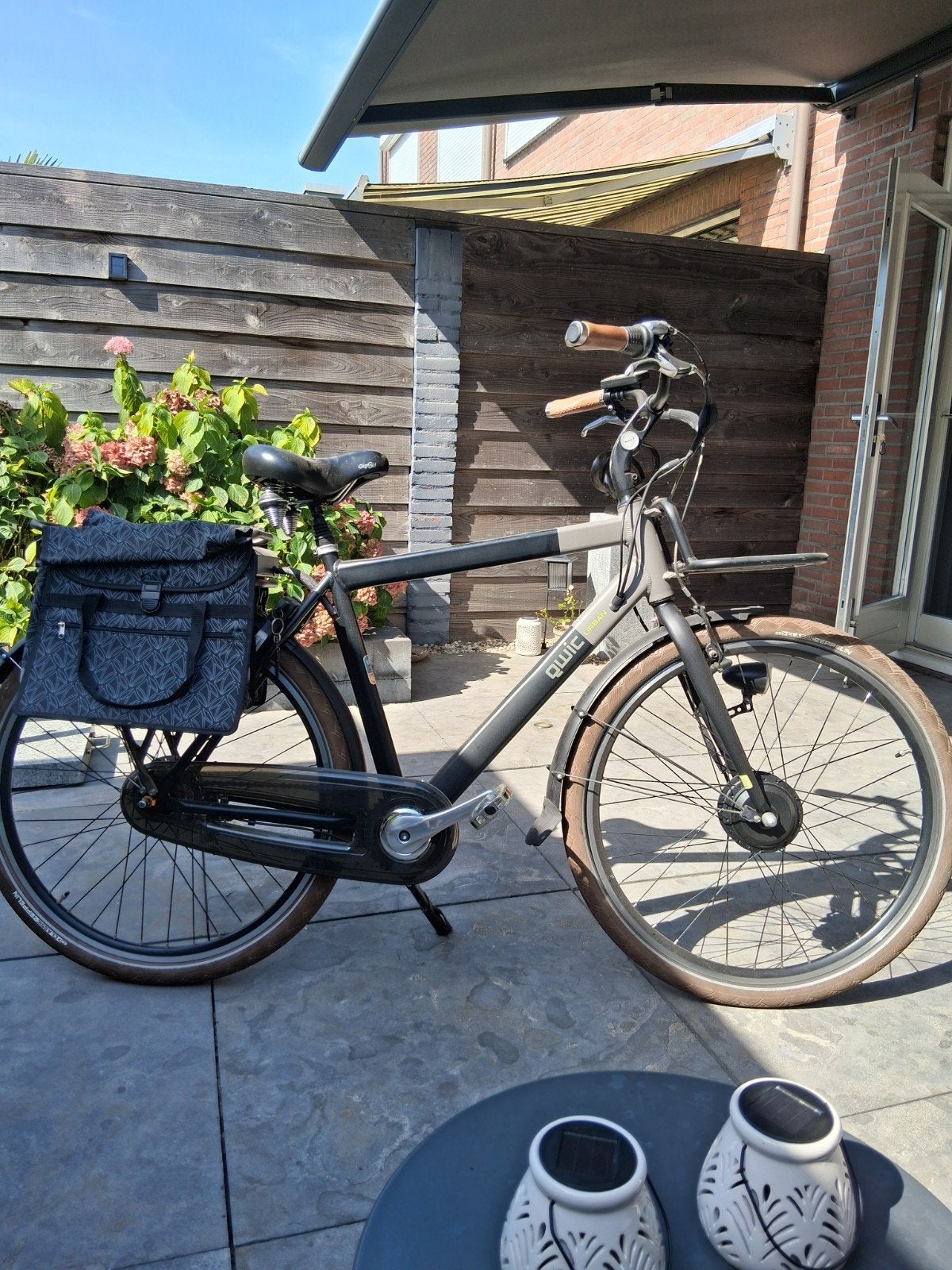 Qwic elektrische fiets met voorwielmotor en fietstassen, Ophalen, Gebruikt