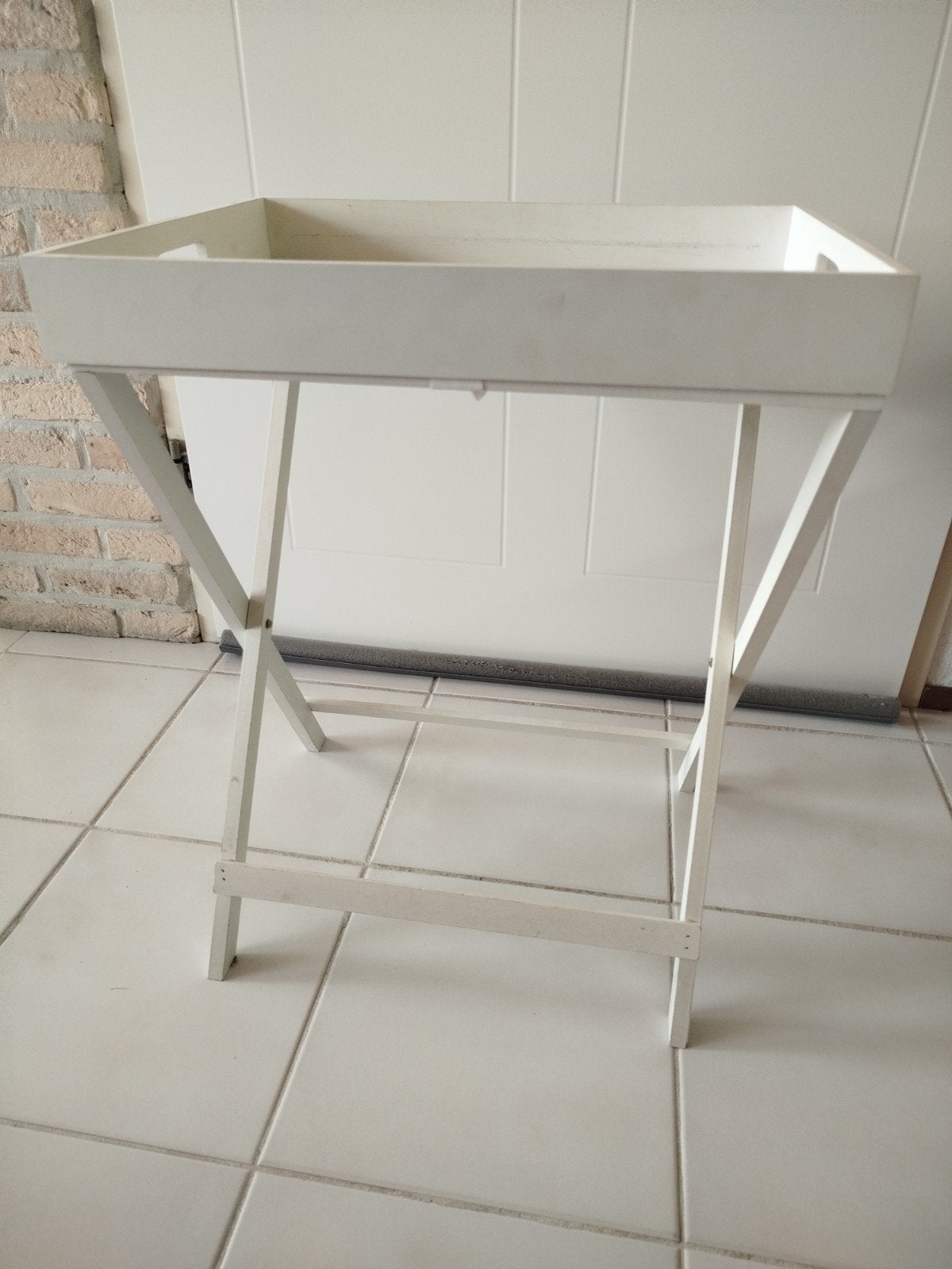 Wit bijzettafeltje met afneembaar dienblad, Huis en Inrichting, Ophalen, Minder dan 55 cm, Gebruikt, 60 cm of meer