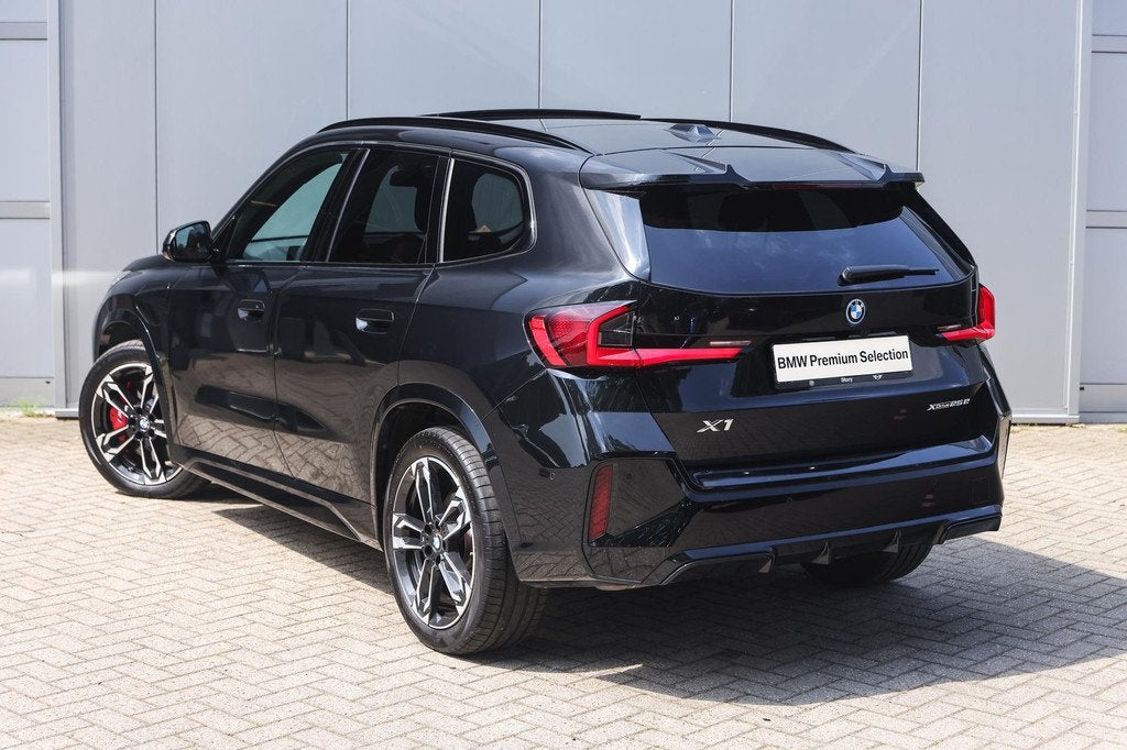 BMW X1 xDrive25e M Sport Automaat / Panoramadak / Sportstoel, Gebruikt, Euro 6, Zwart, Hybride Elektrisch/Benzine