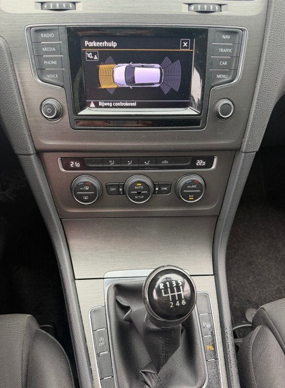Volkswagen GOLF 1.6 TDI Highline BM PARKASS GOEDONDERHOUDEN, Auto's, Euro 5, Gebruikt, Parkeerassistent, 4 cilinders