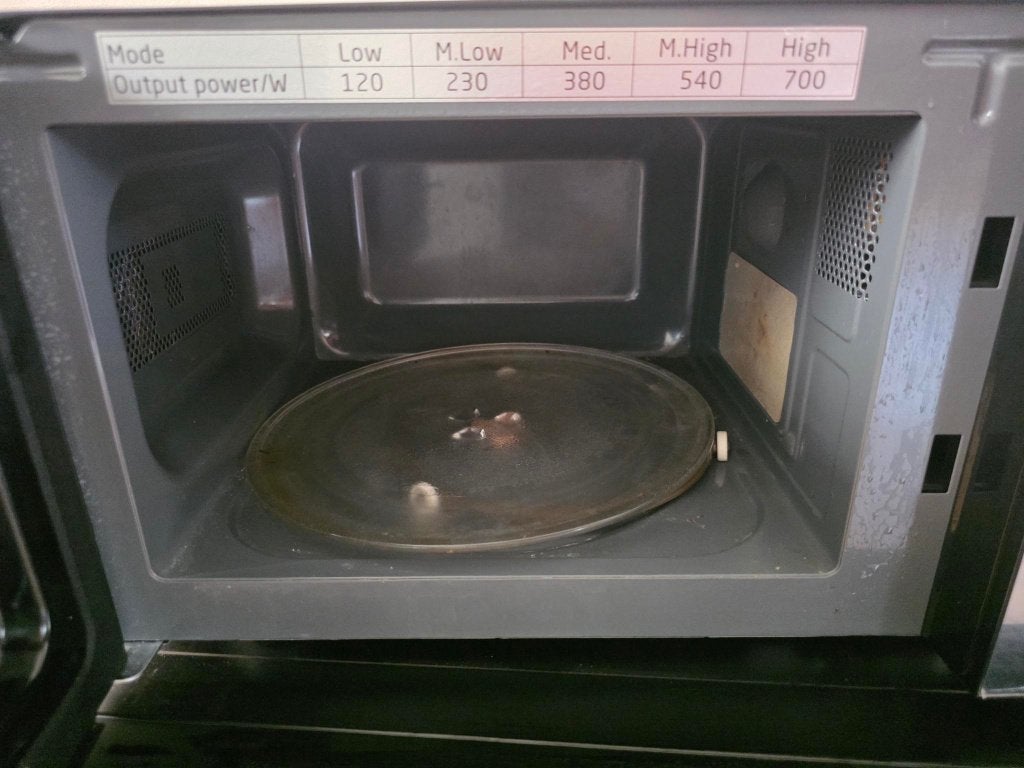 Koenic KMW 1221 B magnetron te koop, Ophalen, Minder dan 45 cm, Draaiplateau, Vrijstaand
