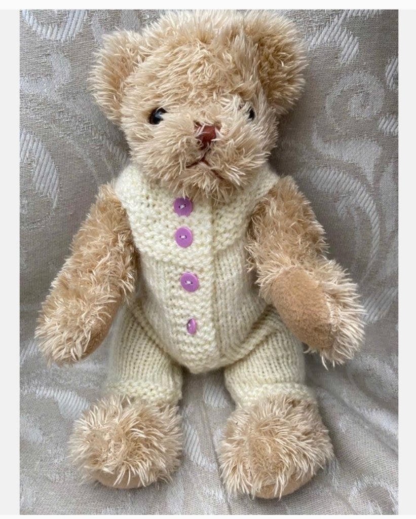Vintage beer 31 cm met mooi speelpakje aan, Verzamelen, Beren en Cherished Teddies, Overige merken, Stoffen beer, Ophalen of Verzenden