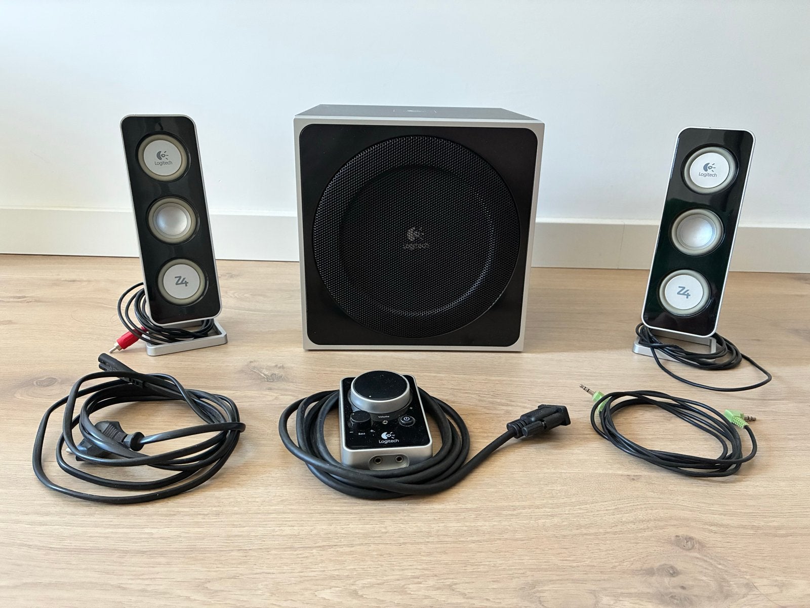Logitech Z4 2.1 Luidsprekerset met Subwoofer, Computers en Software, Ophalen, Gebruikt, Audiokanaal 2.1