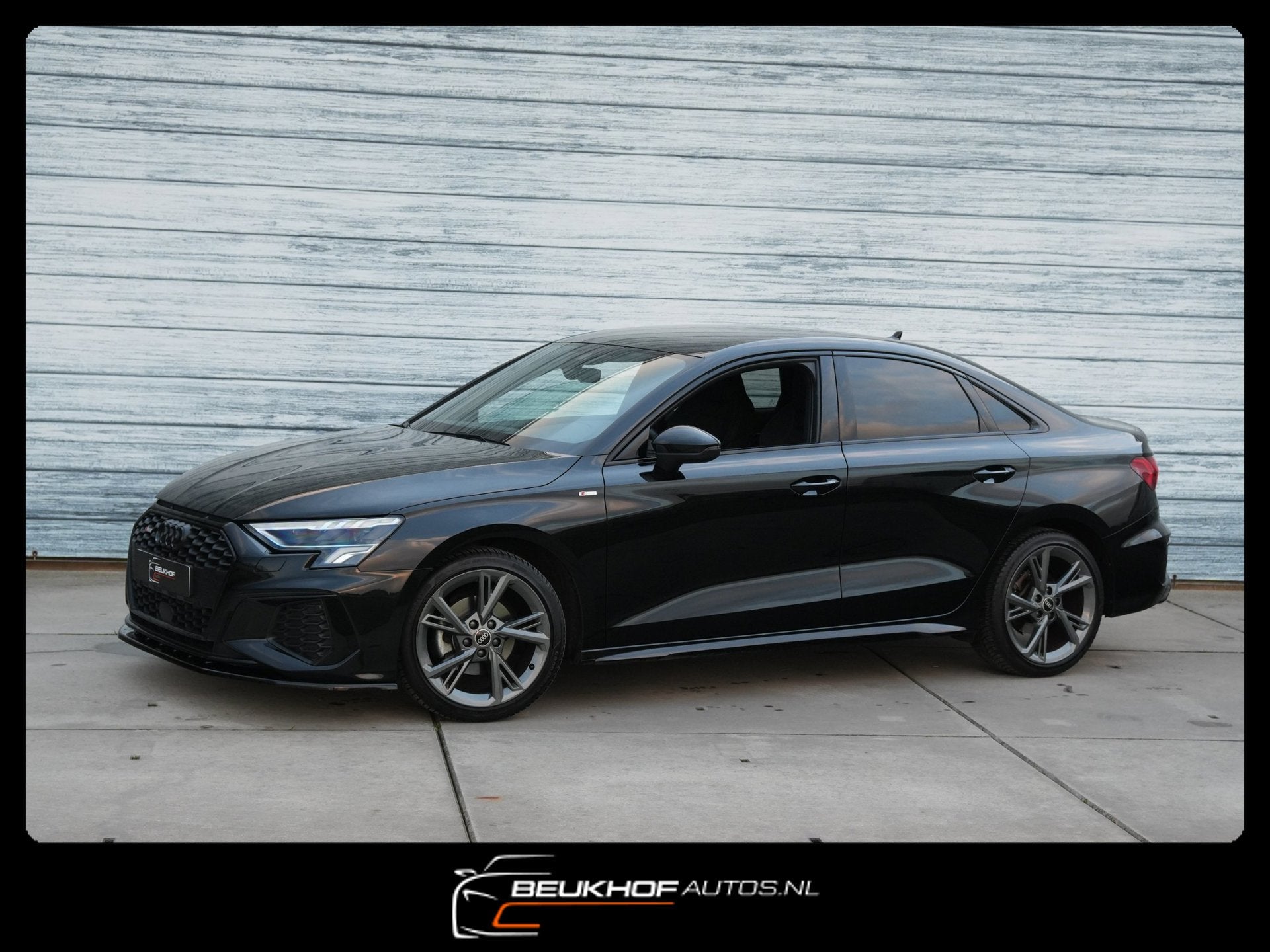Audi A3 Limousine 30 TFSI S-Line Maxton Navi Carplay Camera, Gebruikt, Zwart, Bedrijf, Sedan