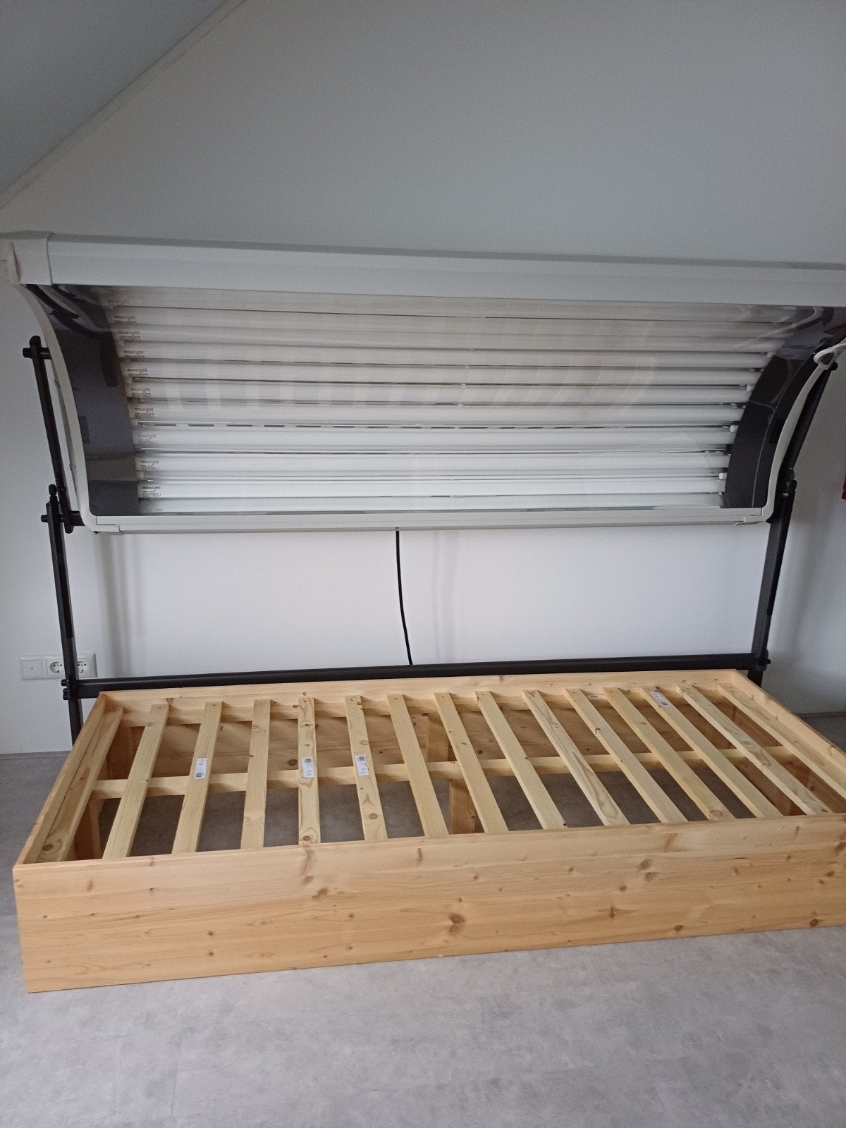 Hapro Jade zonnebank met bedframe en zonnebrandcrème, Ophalen, Gebruikt, Zonnebank enkelzijdig, 15 lampen of meer