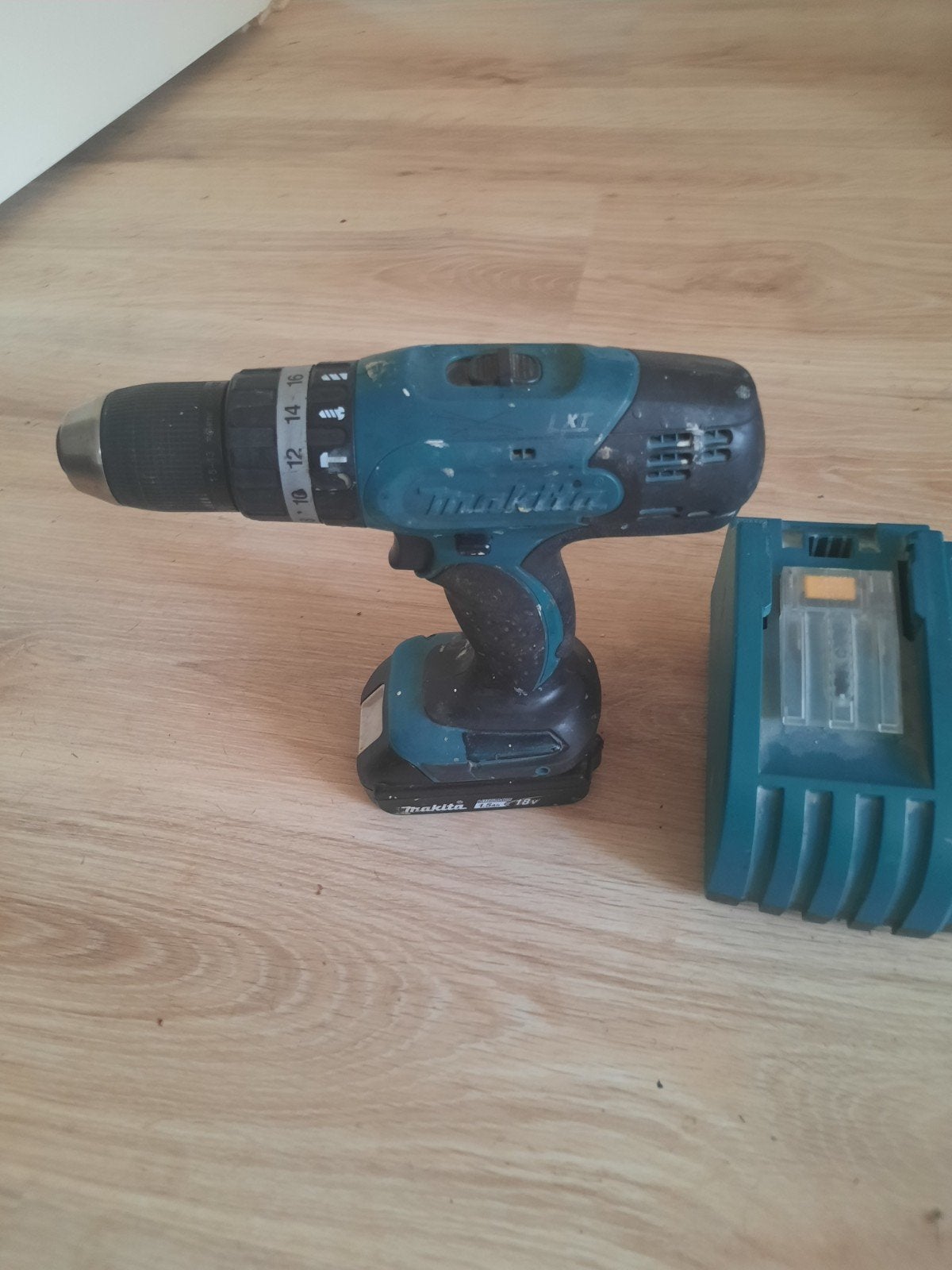 Makita Accuboormachine met Oplader, Doe-het-zelf en Verbouw, Gereedschap | Boormachines, Ophalen of Verzenden