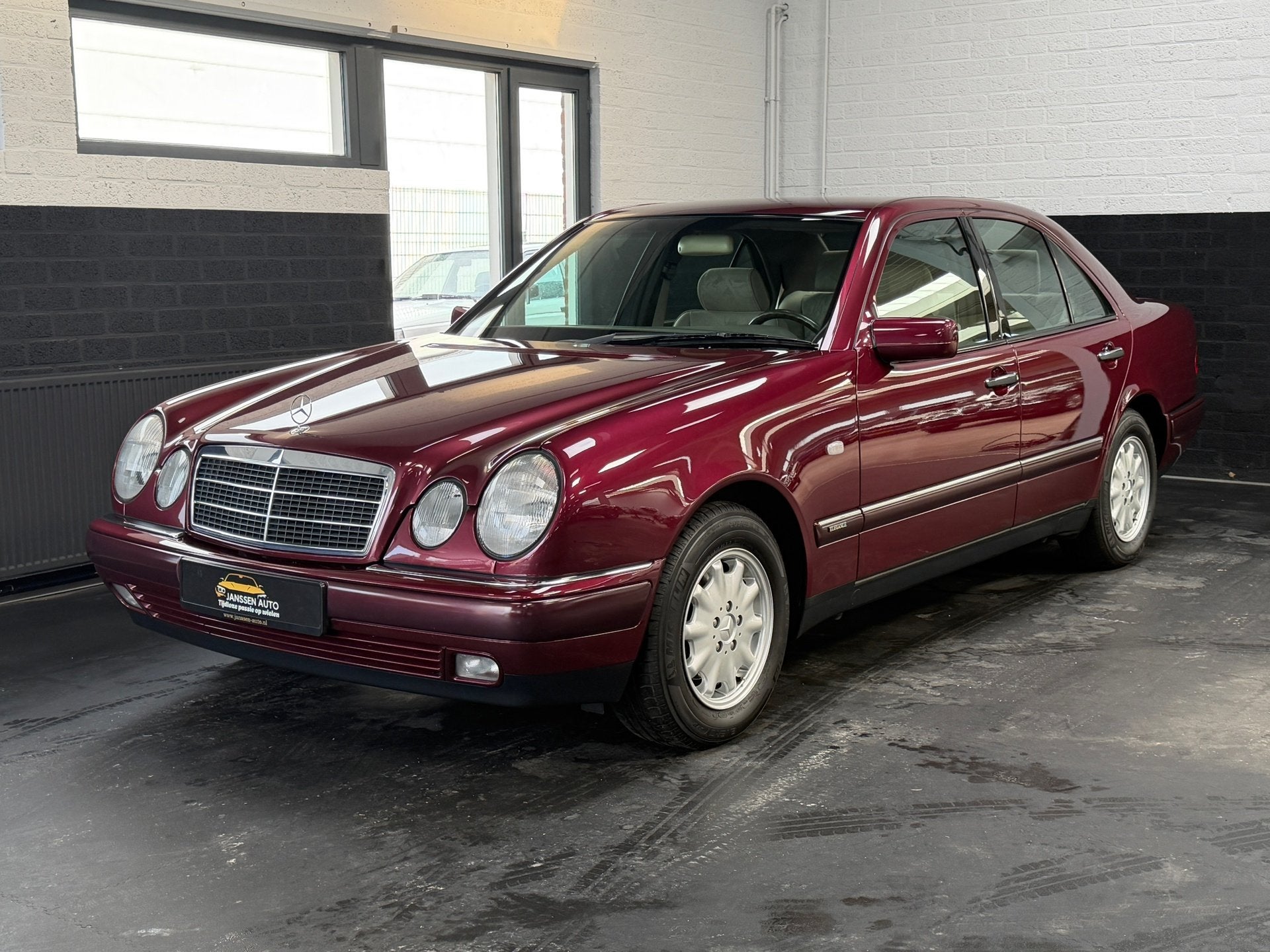 Mercedes-Benz E-klasse 200 Elegance | Airco | Concours staat, Auto's, 1998 cc, Metallic lak, Beige, Mercedes-Benz