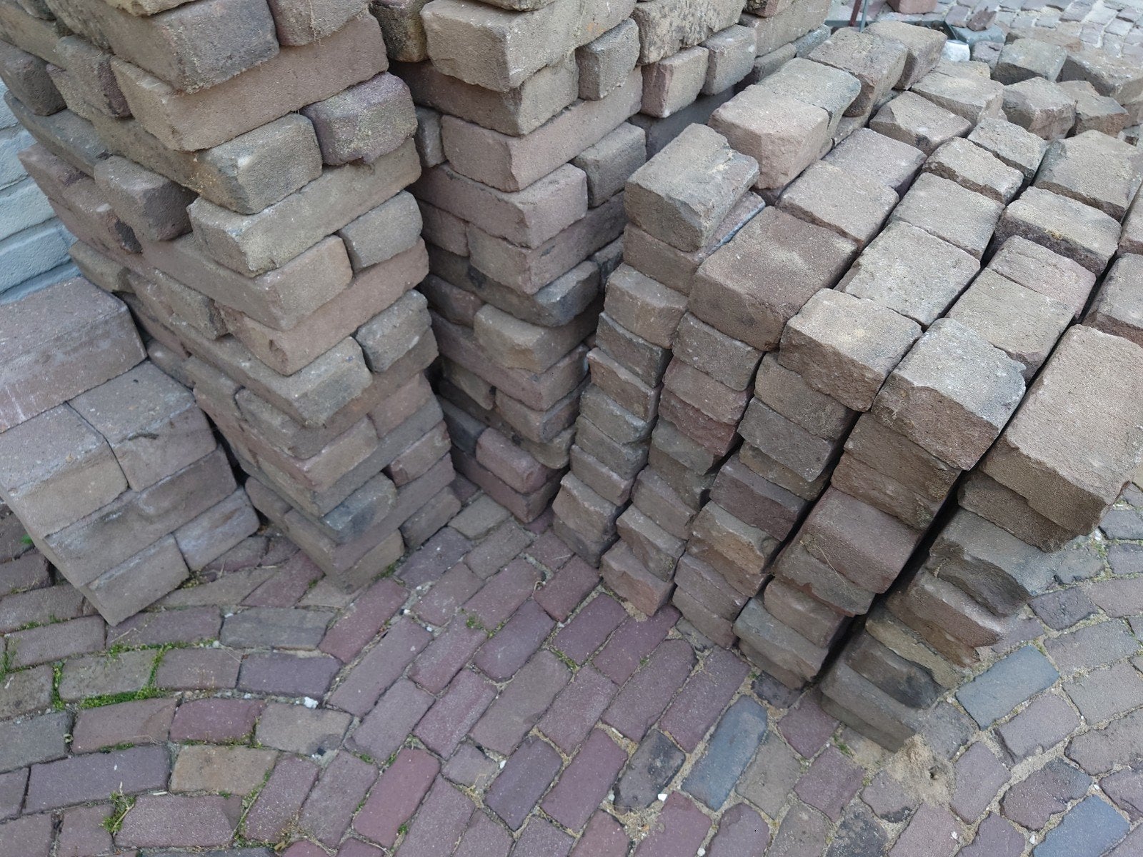 Gratis ophalen, gebruikte terrastegels/klinkers, Doe-het-zelf en Verbouw, Ophalen, Overige materialen, Gebruikt, Minder dan 20 cm
