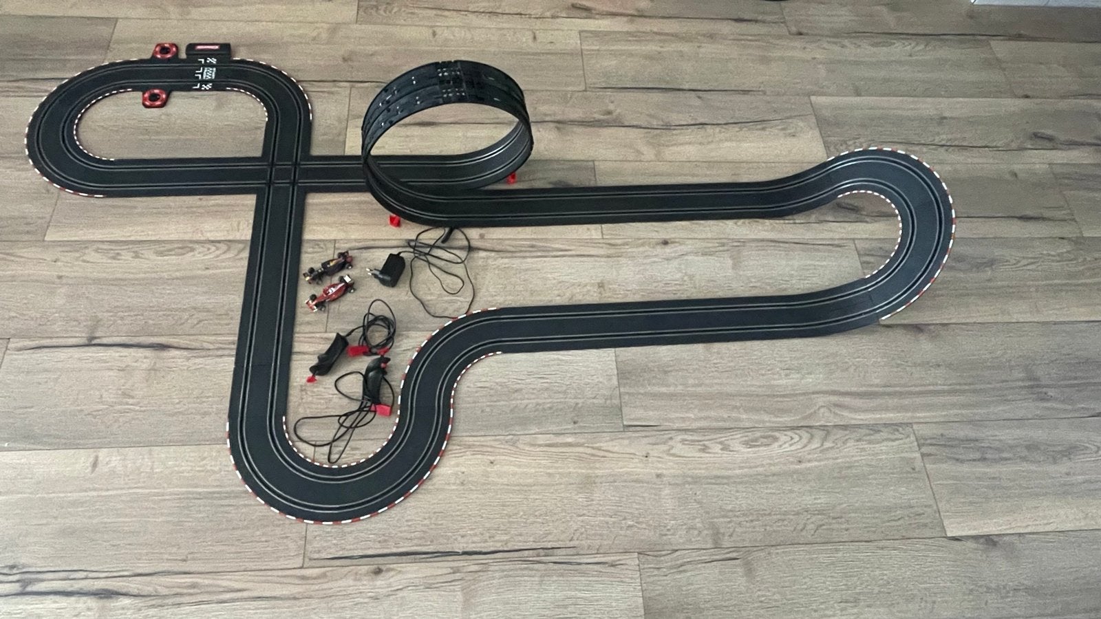 Carrera Go racebaan met Red Bull auto's en looping, Kinderen en Baby's, Ophalen, Racebaan, Carrera, Zo goed als nieuw