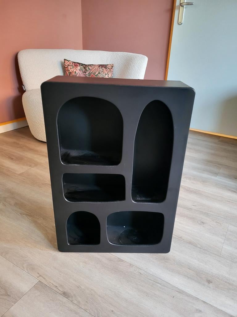 Zwart opbergmeubel met organische vormen, vakkenkastje, Gebruikt, 100 tot 150 cm, Modern, Organisch, 25 tot 50 cm