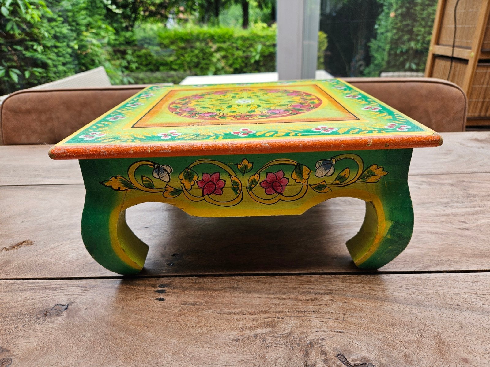 Compacte kleurrijke handgeschilderde opium salontafel, Huis en Inrichting, Tafels | Salontafels, Ophalen, Minder dan 50 cm, Gebruikt
