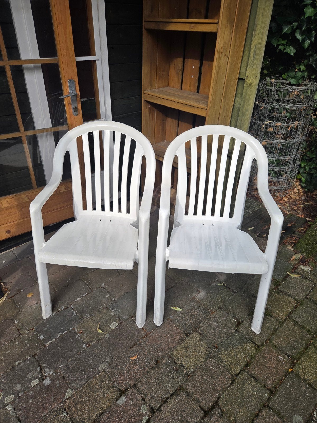 Twee witte kunststof tuinstoelen, Ophalen, Gebruikt, Kunststof
