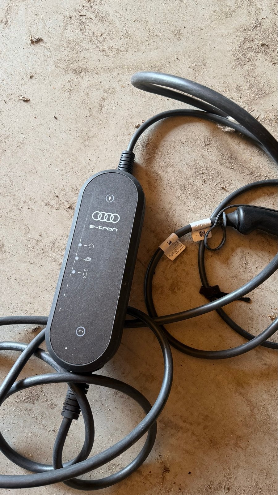 Audi e-tron draagbare lader (Mode 2), Ophalen, Gebruikt