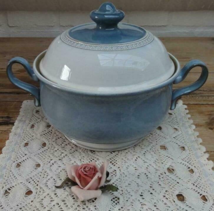 SALE Franse lichtblauwe keramieke terrine met reliëf rand, -, -, Overige typen, Ophalen of Verzenden