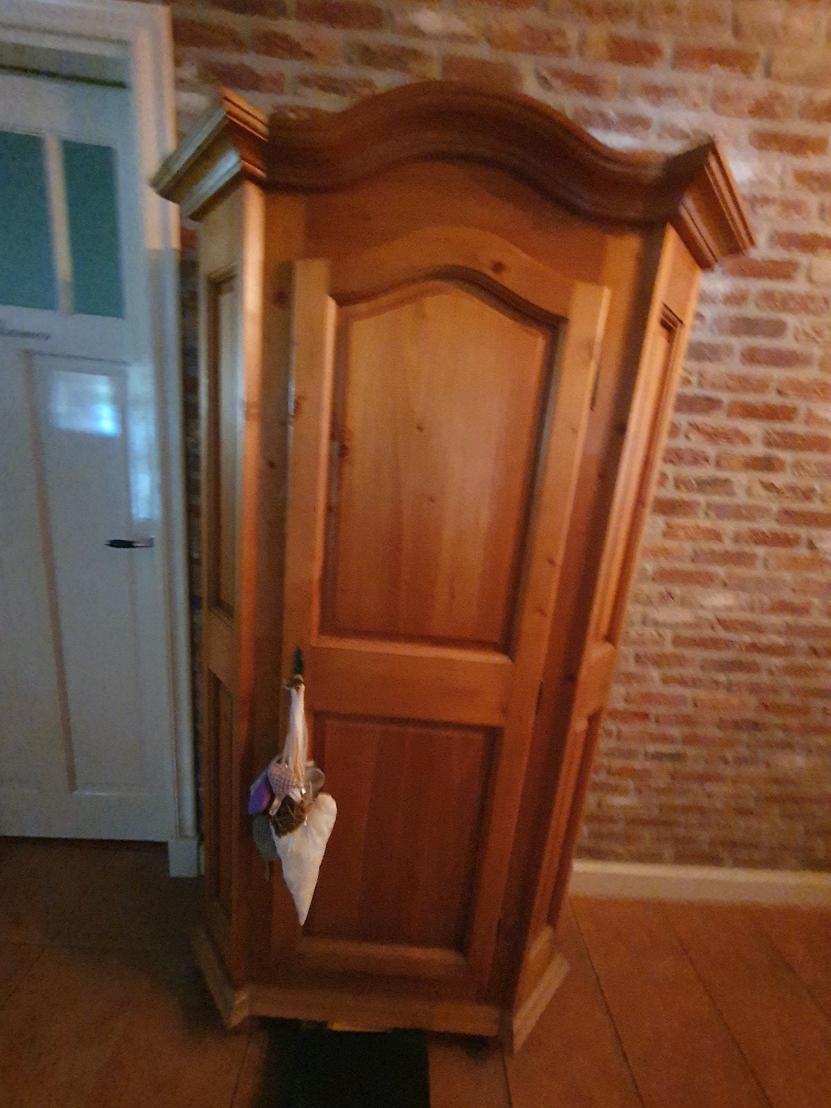Massief houten kast met planken, Ophalen