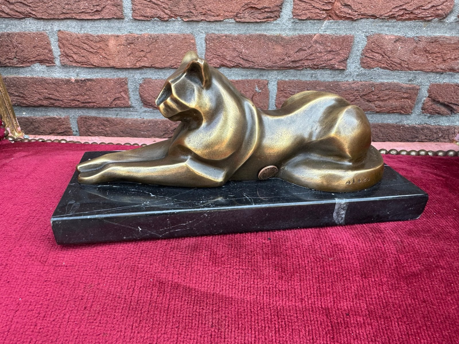 Bronzen rustende kat op marmeren voet - Gesigneerd DeCoux, Antiek en Kunst, Minder dan 20 cm, Art deco, Beeld, Bruin