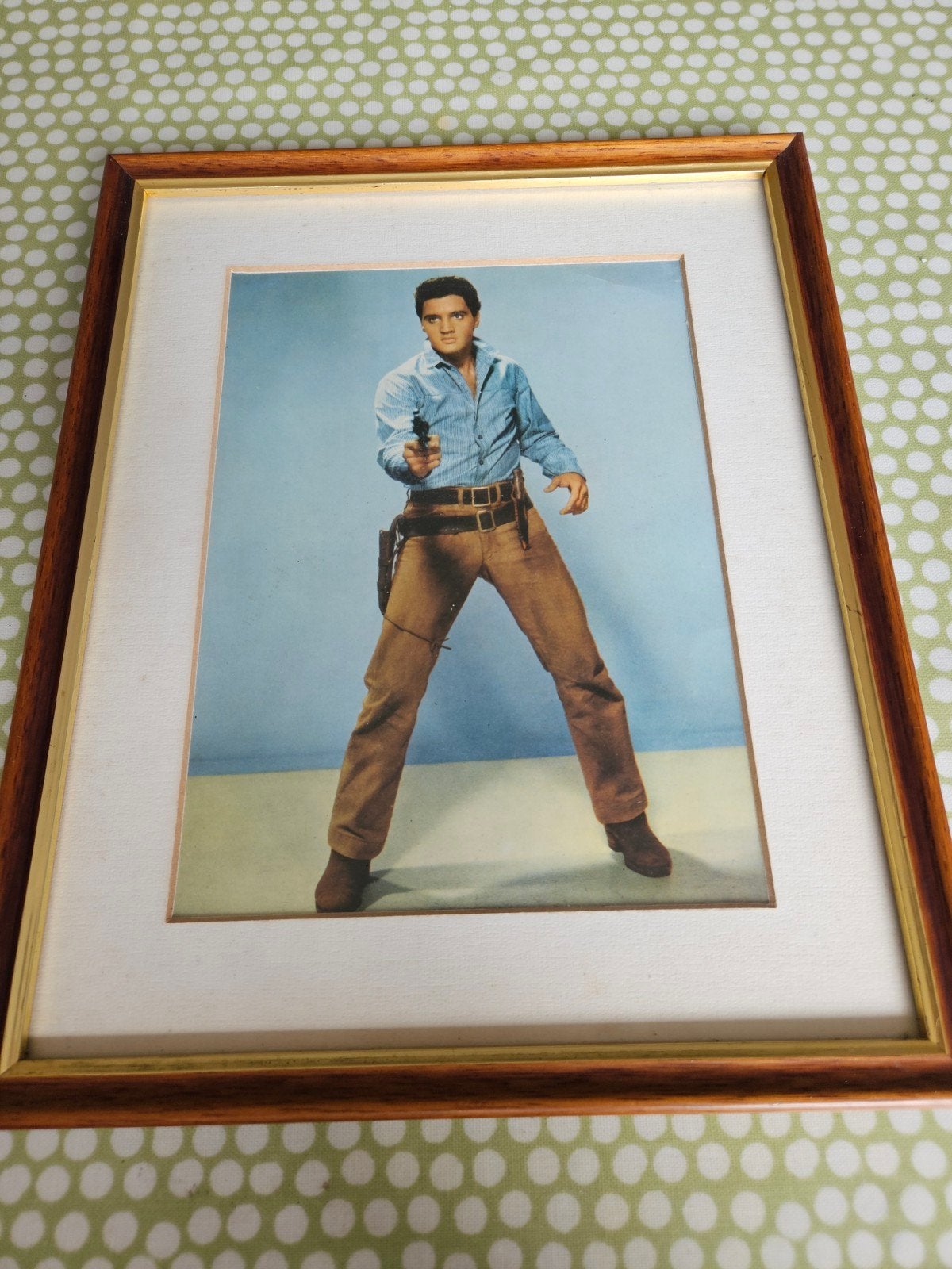 Ingelijste Elvis Presley foto met pistool, Minder dan 50 cm, Gebruikt, Ophalen of Verzenden, Foto of Poster