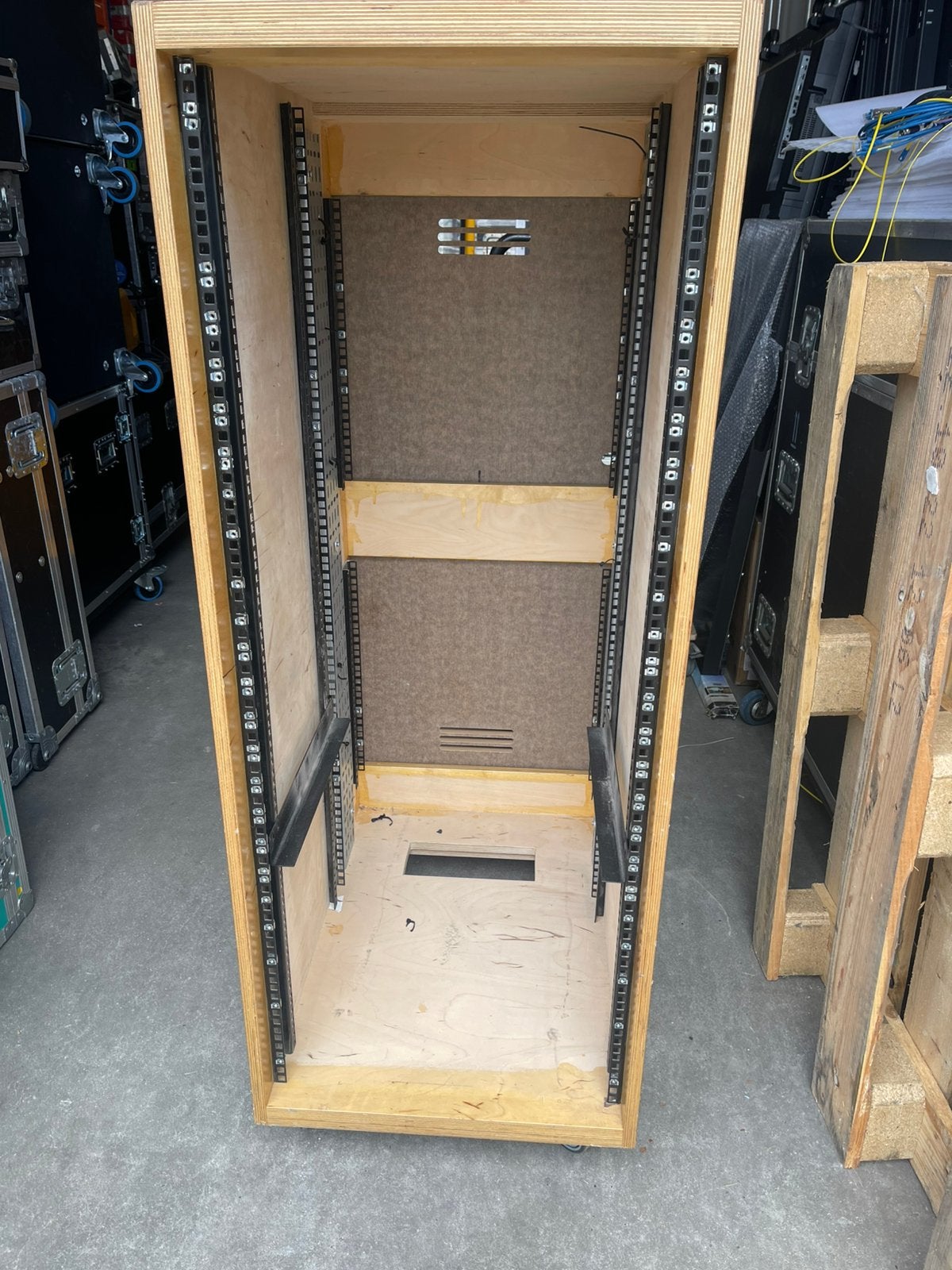 PRO 19Inch Studio meubel 19Inch Inbouw 28He Hoog + Deur TOP, Muziek en Instrumenten, Ophalen, Zo goed als nieuw, Overige instrumenten