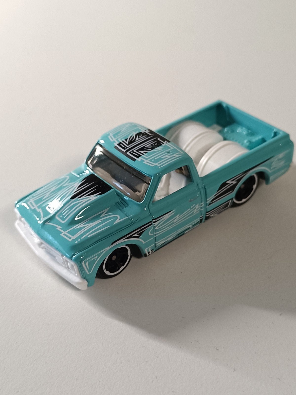 Hot Wheels '67 Chevy C10 Pick-up - Lichtblauw met vaten, Ophalen of Verzenden, Zo goed als nieuw, Auto